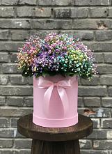 Цветочная композиция из Гипсофила и Розы в шляпной коробке в Новокузнецке