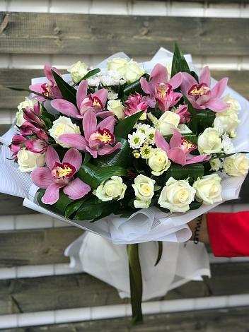 Букет цветов из: Розы и Хризантемы в Новокузнецке