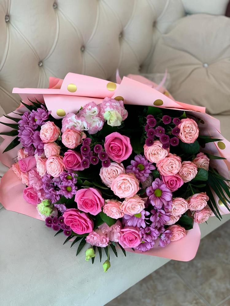 Букет цветов из: Хризантемы, Розы и Лизиантусы в Новокузнецке