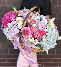 Цветочная композиция из Розы, Хризантемы, Пионы и Лизиантусы в корзине в Новокузнецке