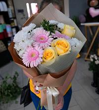 Букет цветов из:  Герберы, Розы и Хризантемы в Новокузнецке