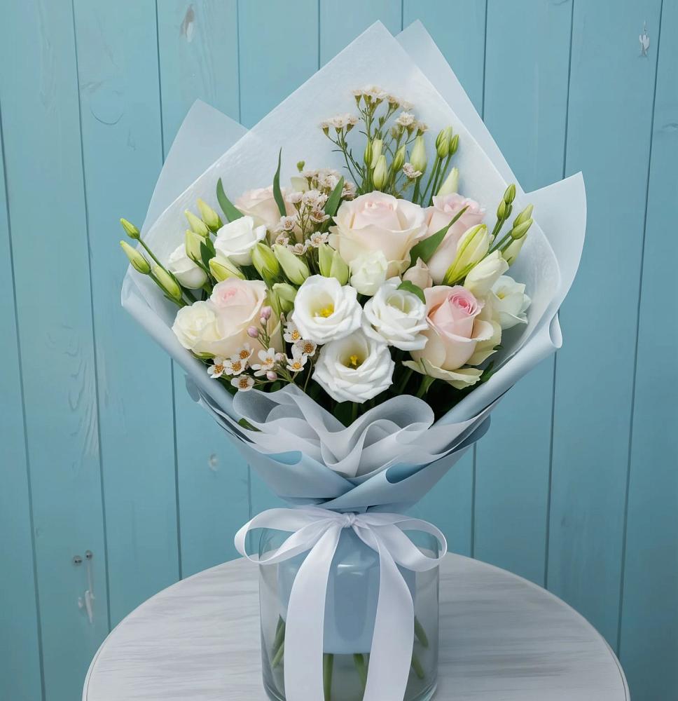 Букет цветов из: Розы и Лизиантусы в Новокузнецке