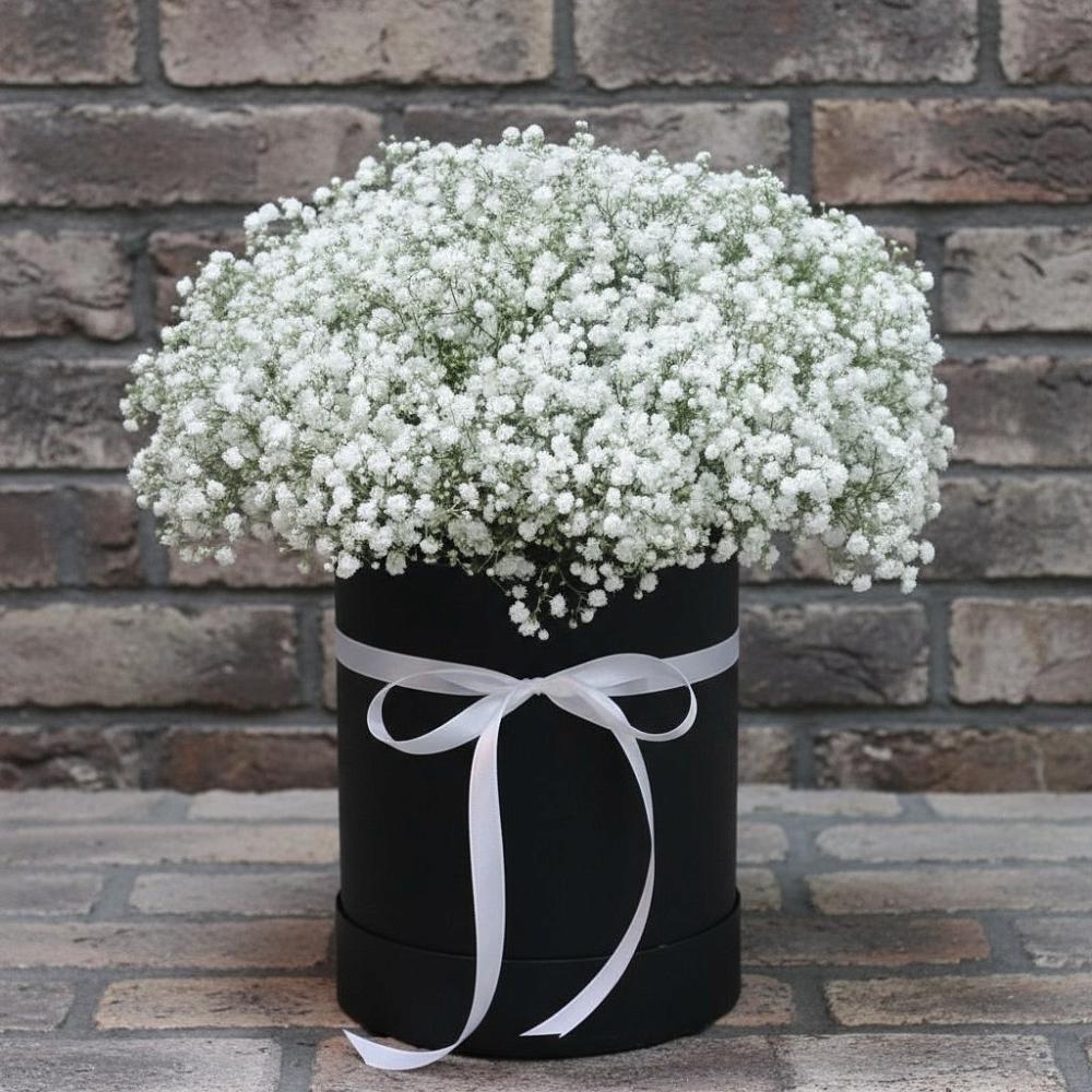 Цветочная композиция из Гипсофила в шляпной коробке в Новокузнецке