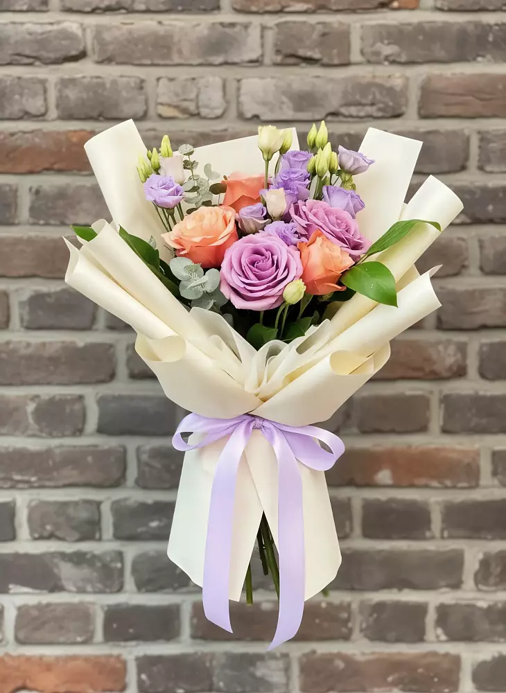 Букет цветов из: Лизиантусы и Розы в Новокузнецке