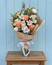 Букет цветов из:  Альстромерии, Лизиантусы, Розы и Хризантемы в Новокузнецке