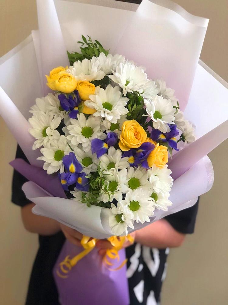 Букет цветов из: Ирисы, Хризантемы и Розы в Новокузнецке