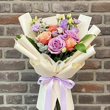 Букет цветов из:  Лизиантусы и Розы в Новокузнецке