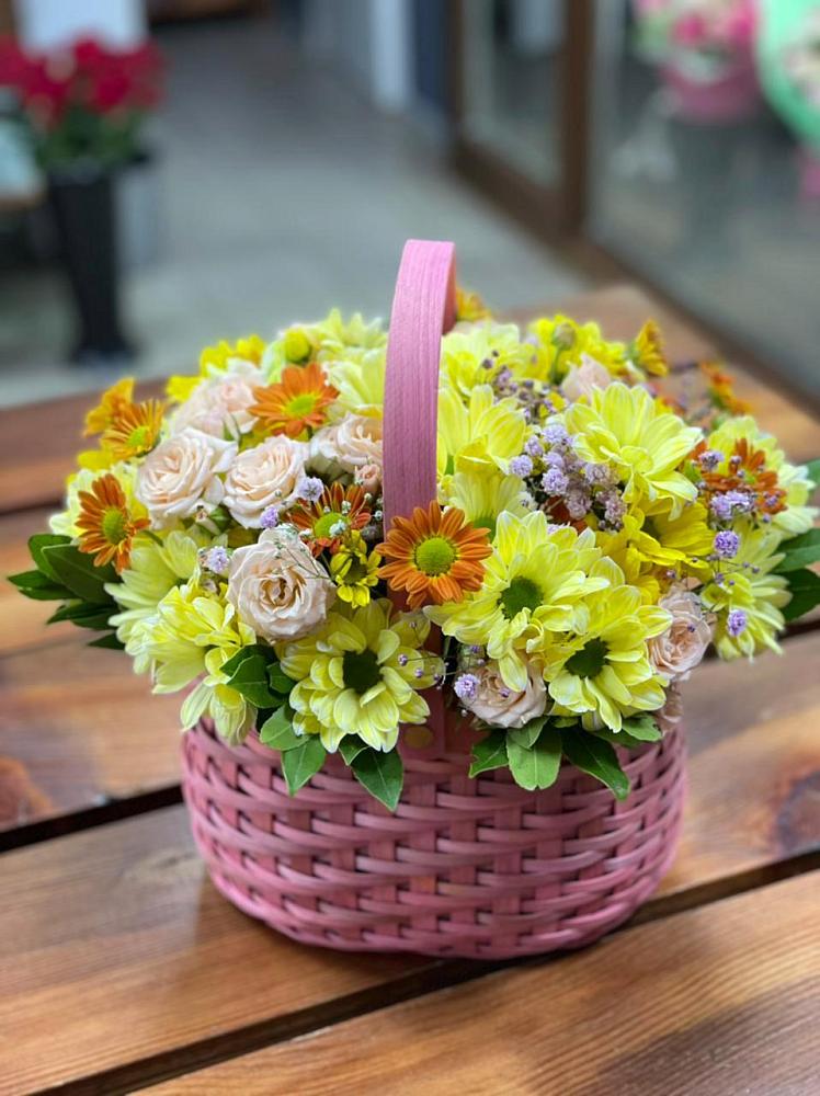 Цветочная композиция из Хризантемы и Розы в корзине в Новокузнецке