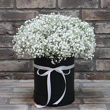 Цветочная композиция из Гипсофила в шляпной коробке в Новокузнецке