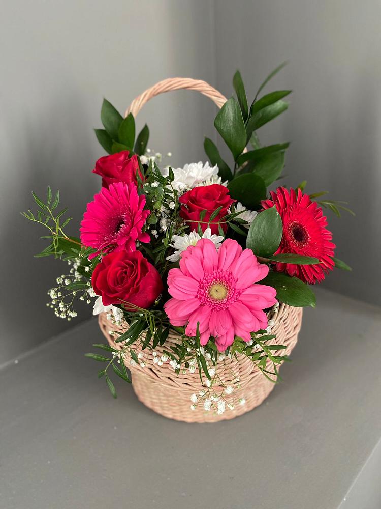 Цветочная композиция из Розы, Хризантемы и Герберы в корзине в Новокузнецке