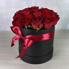 Цветочная композиция из Розы в шляпной коробке в Новокузнецке
