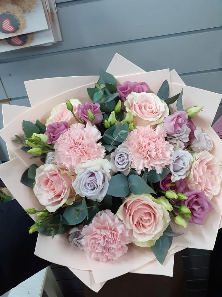 Букет цветов из: Розы, Гвоздики и Лизиантусы в Новокузнецке