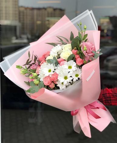 Букет цветов из: Розы, Лизиантусы и Хризантемы в Новокузнецке