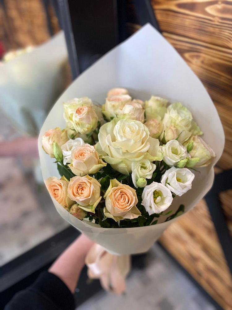 Букет цветов из: Розы и Лизиантусы в Новокузнецке