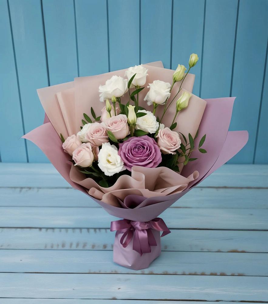 Букет цветов из: Розы и Лизиантусы в Новокузнецке